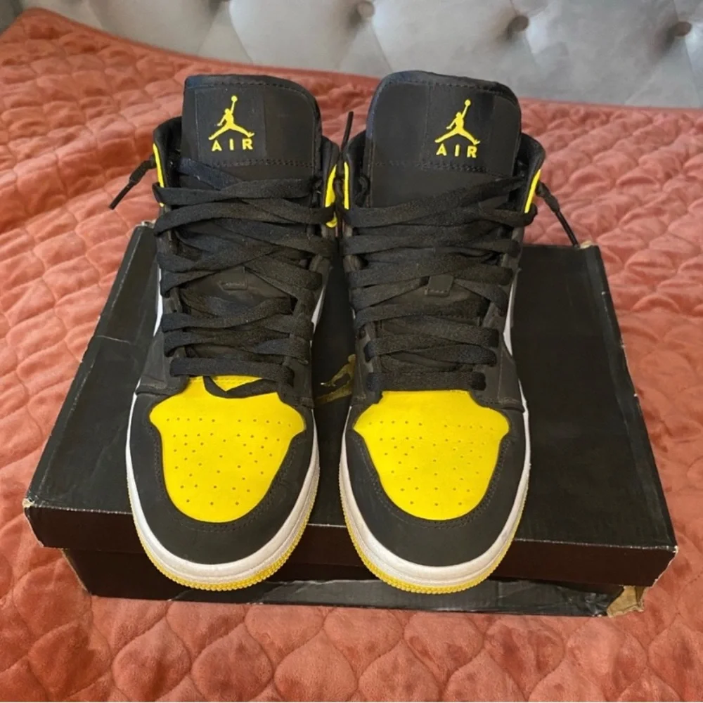 Jordan 1 Mid SE Yellow Toe 2019 - Picture 4 of 14